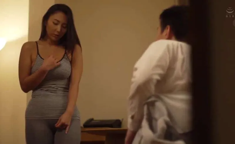 Anh xã dẫn tiền bối cũ về nhà mà không biết là tình cũ của vợ