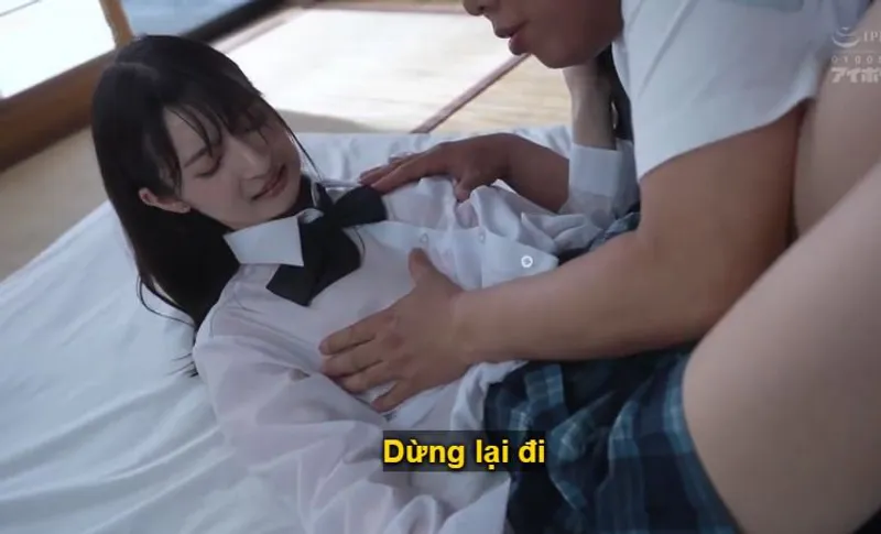 Bố dượng không còn kiềm được trước con yêu trong bộ đồng phục bị ướt mưa